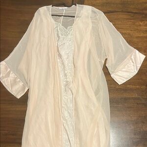Elegant Vintage La Lingerie Light Pink Lace Nightgown and Sheer Overlay Peignoir